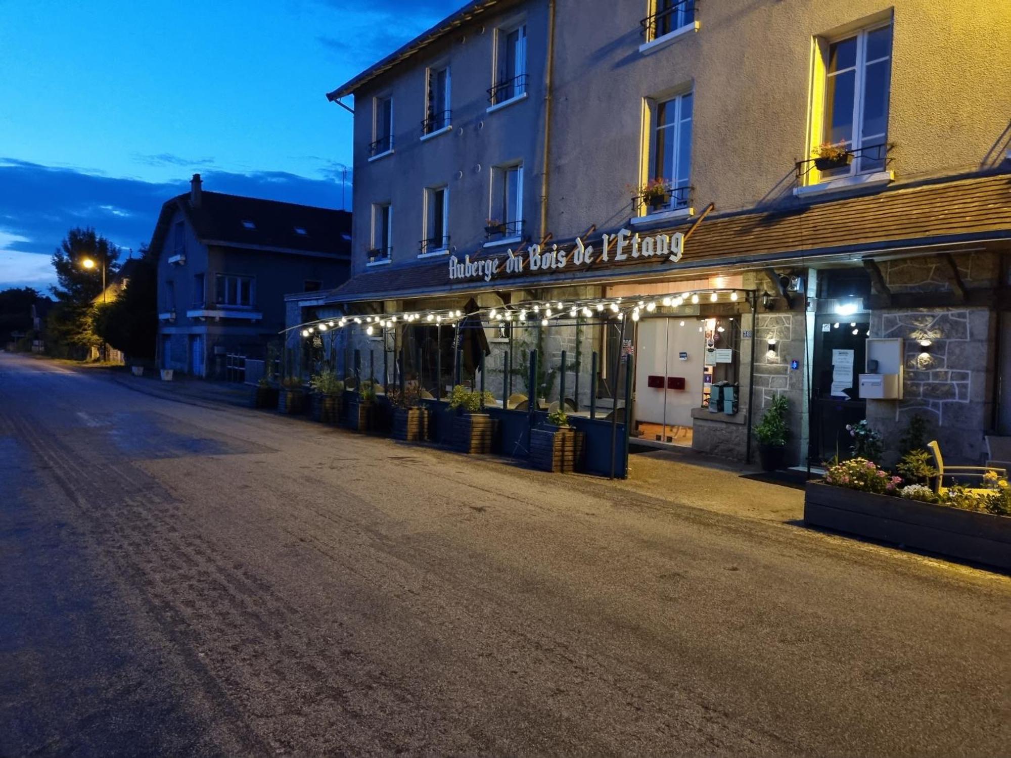 Auberge Du Bois De L'Etang - Motel Les Tilleuls Peyrat-le-Château Екстериор снимка